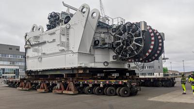 Gefahren wird die imposante Fracht auf 36 selbst angetriebenen modularen Achslinien Cometto MSPE und zwei Power-Pack-Einheiten mit einer Antriebskraft von je 202 kW.