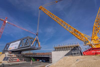 Il faut coordonner un véhicule modulaire auto-propulsé Cometto SPMT, une glissière et une grue sur chenilles de 1000 tonnes.