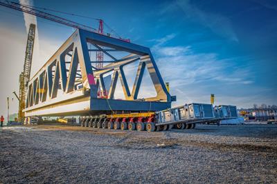 Colocar el puente de acero de 820 toneladas en su sitio fue una tarea descomunal.