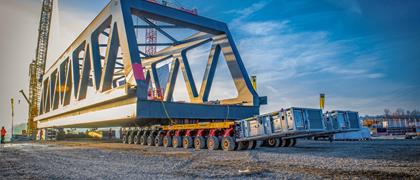 Spostare in posizione il ponte d'acciaio che pesa 820 tonnellate è stato un compito mastodontico.