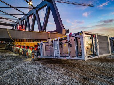 Опытные эксперты по негабаритным перевозкам из Wiesbauer указывают на технические преимущества их модулей Cometto SPMT при установке 820-тонного моста.