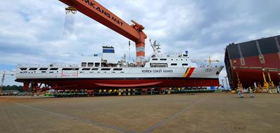 Der südkoreanische Kunde Anjeon Enterprise Co., Ltd. transportiert dieses 3.000 Tonnen schwere Patrouillenschiff auf 96 Achslinien des selbstangetriebenen Schwerlastmoduls Cometto MSPE EVO2.