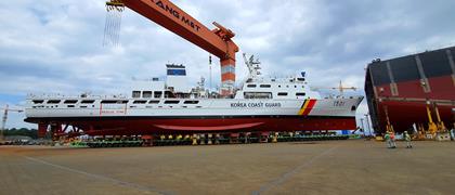 Le client sud-coréen Anjeon Enterprise Co., Ltd. transporte ce navire de patrouille de 3.000 tonnes sur 96 lignes d'essieux du véhicule modulaire auto-propulsé MSPE EVO2 de Cometto.