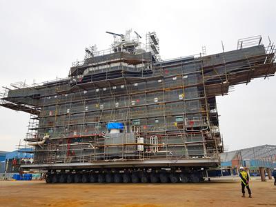 Une fois le cargo de 25 mètres de haut terminé dans l'usine de Yuil, DaeMyung le déplace sur 100 mètres pour l’étape de peinture à l'aide des 36 essieux de Cometto MSPE EVO2 et de deux unités Power Pa