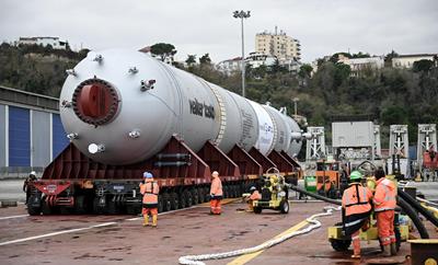 A total of 80 self-propelled axle lines are assembled to pick up the 2,000 tons freight.