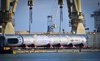 Die Crew von Walter Tosto bewegt nacheinander zwei dieser Giganten auf modularen SPMT Selbstfahrern.