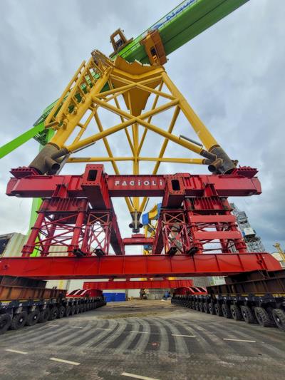 Los transportadores modulares autopropulsados están divididos en un recinto abierto con dos carriles de convoy de 28 líneas de ejes, propulsados por dos unidades Power Pack de 368 kW.